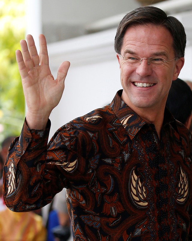 Perdana Menteri Belanda Mark Rutte melambai dalam pertemuannya dengan Presiden Indonesia Joko Widodo di Istana Presiden di Bogor. Foto: REUTERS / Willy Kurniawan