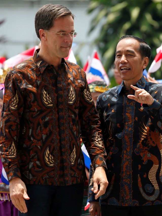 Presiden Indonesia Joko Widodo (kanan) dan Perdana Menteri Belanda Mark Rutte berbincang saat tiba di Istana Presiden di Bogor. Foto: REUTERS/Willy Kurniawan