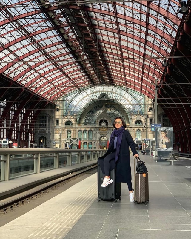 Sejak beberapa hari lalu, Yuni Shara diketahui tengah menghabiskan liburan di Antwerp, Belgia. Foto: Instagram @yunishara36