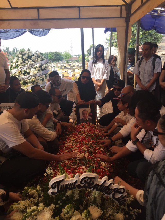 Sejumlah kerabat dan musisi turut mengiringi pemakaman Dendy Mulya Pasha, vokalis Mike's Apartment Foto: Alfadillah/kumparan