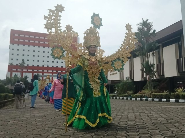 Karnaval wastra Kalbar menampilkan kain lunggi Kabupaten Sambas. Foto: Resi Jesita/Hi!Pontianak