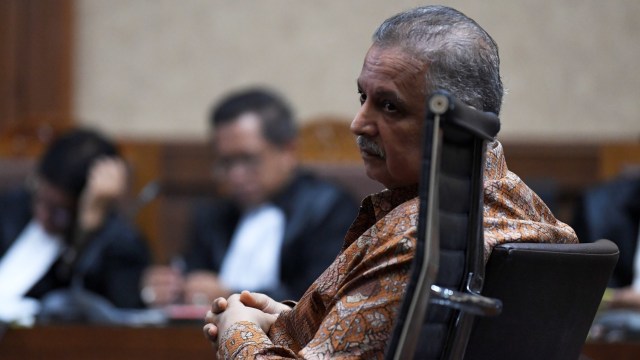 Terdakwa kasus dugaan suap proyek PLTU Riau-1, Sofyan Basir menyimak pembacaan tuntutan saat sidang di Pengadilan Tipikor, Jakarta. Foto: ANTARA FOTO/Puspa Perwitasari