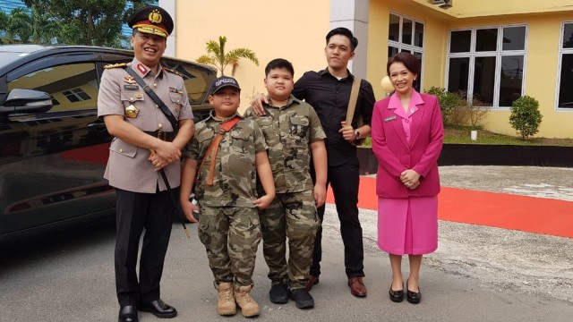 KAPOLDA Riau, Irjen Pol Agung Setya Imam Effendi berfoto bersama istri dan ketiga anak laki-lakinya usai serah terima jabatan di Mako Brimob Polda Riau, Kamis, 2 Oktober 2019. 