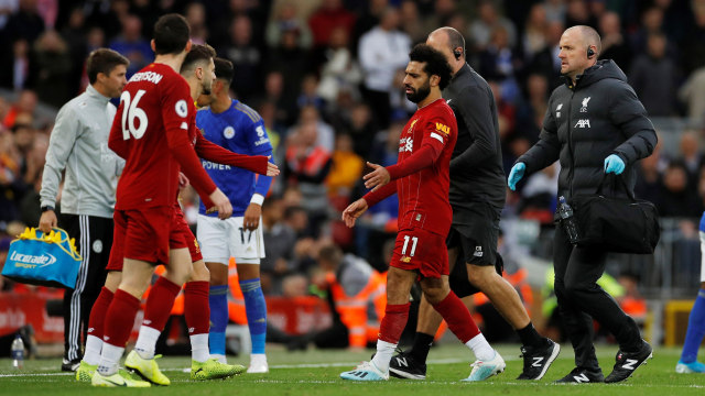 Mohamed Salah alami cedera di laga melawan Leicester City. Foto: REUTERS/Phil Noble