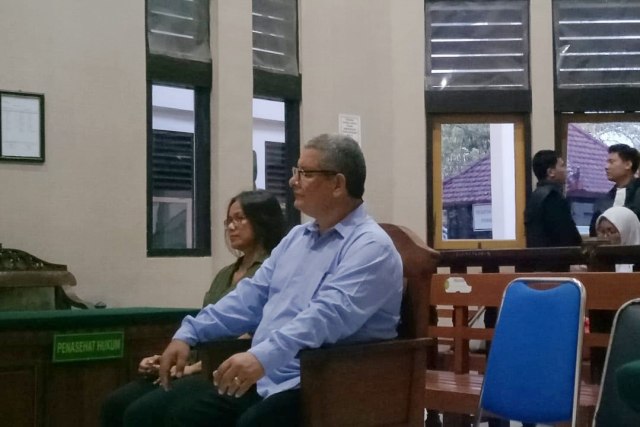 Guido Torres Morales, warga Negara Peru yang mengimpor sebanyak 950 gram kokain saat menjalani sidang di Pengadilan Negeri (PN) Denpasar, Senin (7/10). Foto: Denita BR Matondang/kumparan