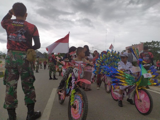 Meriahkan HUT TNI ke-74, Satgas 643 Gelar Karnaval Kirab Perjuangan (219447)