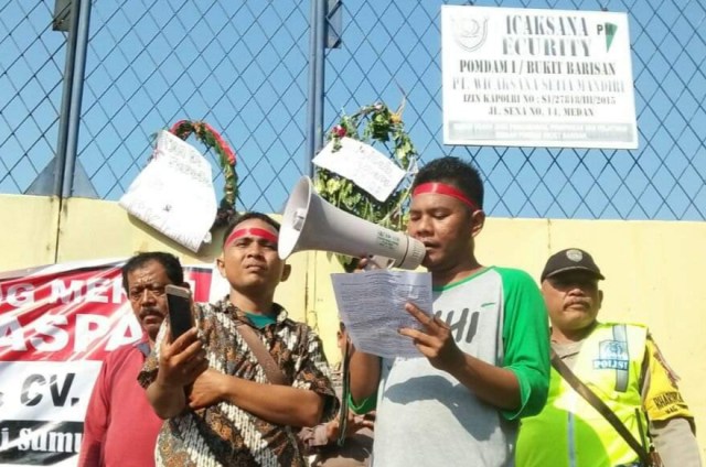 Golfrid Siregar (pegang megaphone) dalam sebuah aksi unjuk rasa/foto: ist