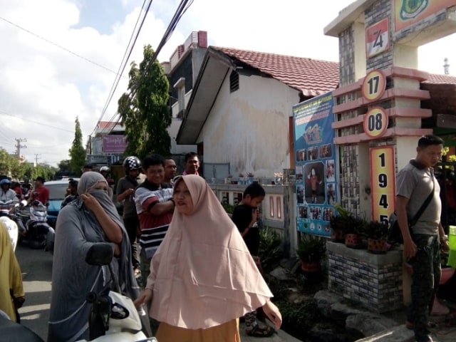 Sejumlah orangtua murid protes dengan kelakuan Kepsek SDN 187 Pinrang (Makassar Indeks).