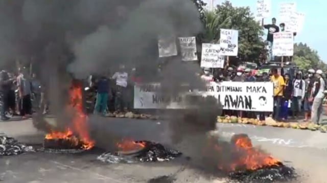 Protes Bau Limbah, Warga Baujeng Blokade dan Bakar Ban di Tengah Jalan