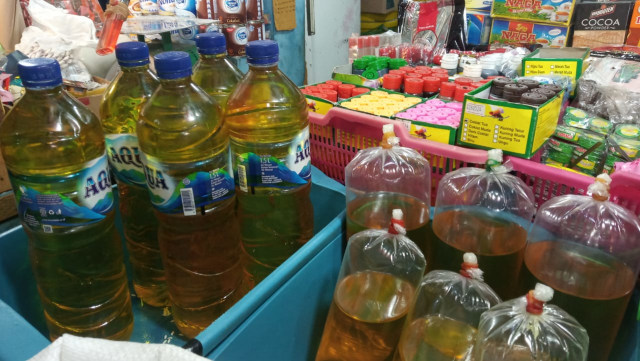 Minyak goreng curah yang dijual di kios milik Mulyadi. Foto: Rizal Syam/cermat