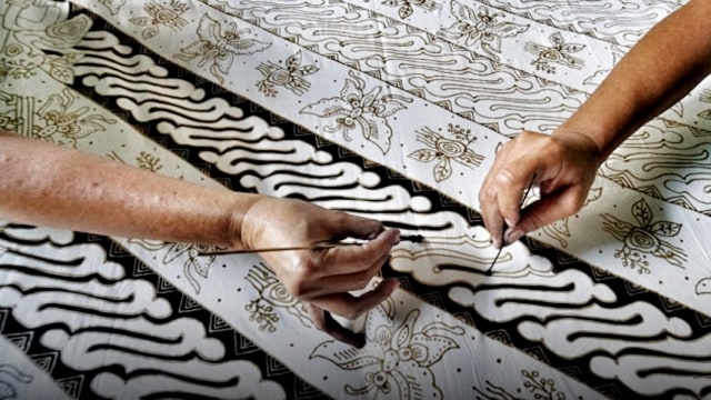 Proses pembuatan Batik Blora "Krajan Pratiwi" Foto: Aditia Noviansyah/kumparan