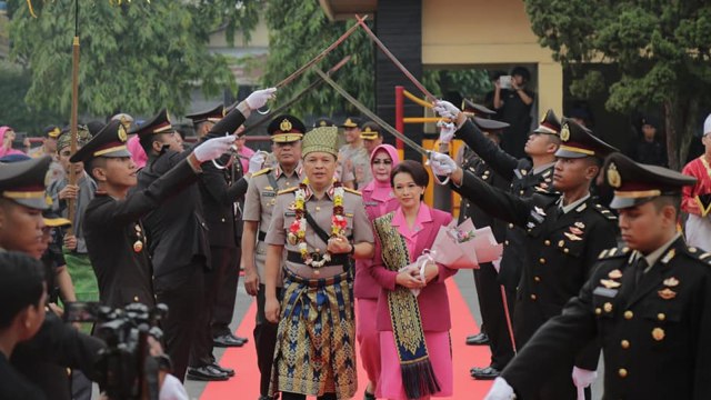 KAPOLDA Riau, Irjen Pol Agung Setya Imam Effendi disambut dengan pedang pora di Mako Brimob, Kamis, 3 Oktober 2019. 