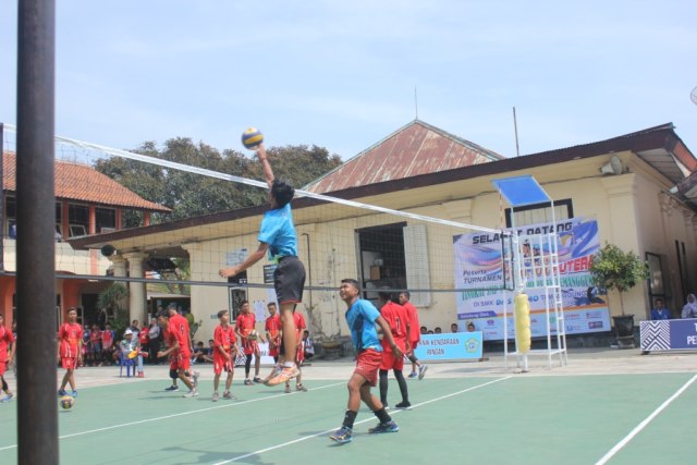 Pertandingan perdana antara tim voli SMP Negeri 1 Gemawang melawan SMP Negeri 1 Tlogomulyo di lapangan voli SMK Dr Sutomo, Temanggung, berlangsung seru, Senin (7/10/2019). Foto: ari.