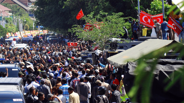 Ilustrasi massa mengarak bendera bulan bintang saat pengukuhan Wali Nanggroe Aceh di Banda Aceh (16/12/2013). Bendera Aceh, salah satu amanah perdamaian yang belum selesai. Foto: Adi Warsidi