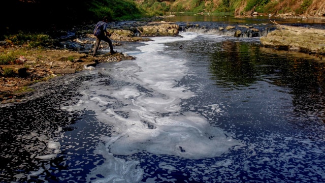 Aliran Sungai Cileungsi yang tecemar limbah pabrik di Bojong Kulur, Kabupaten Bogor, Jawa Barat, Selasa (8/10/2019). Foto: ANTARA FOTO/Yulius Satria Wijaya