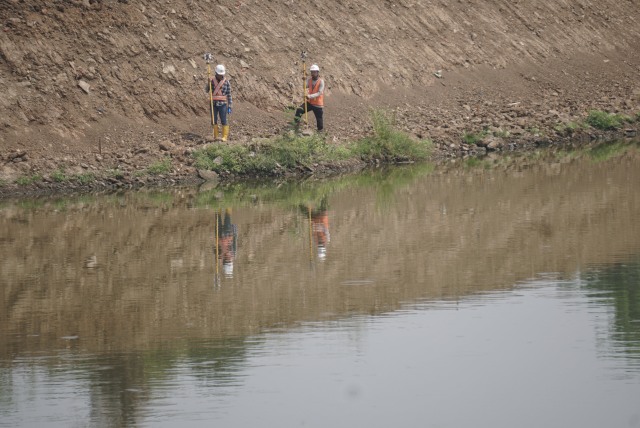 Pekerja mengukur titik pengeboran turap di proyek naturalisasi Waduk Kampung Rambutan di Jakarta Foto: Jamal Ramadhan/kumparan