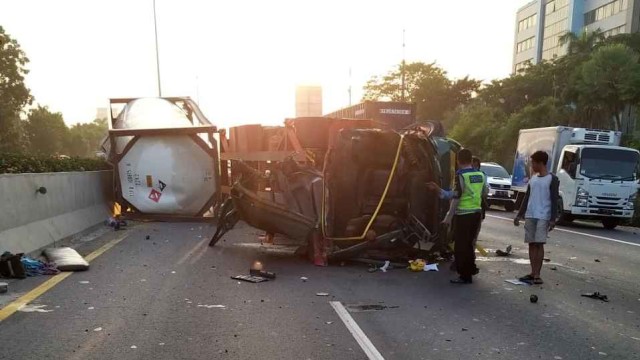 Kecelakaan di Jalan tol Jakarta-Tangerang, tepatnya di Km 06+800 A Jakarta arah Tangerang. Foto: Dok. Jasa Marga