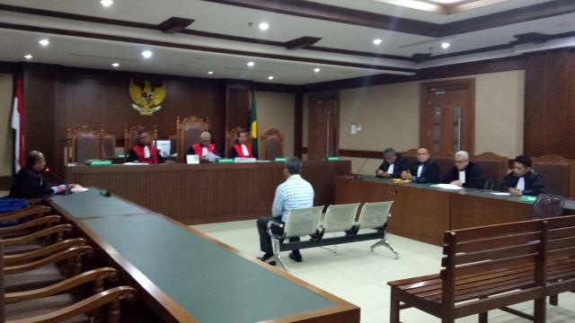 Advokat Desrizal menjalani sidang dakwaan penganiyaan terhadap 2 hakim di Pengadilan Negeri Jakarta Pusat. Foto: Adhim Mugni/kumparan