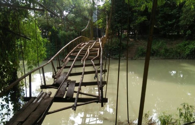 Alas jembatan sudah dibongkar untuk diperbaiki, Selasa (8/10/2019). Foto: Jawahir untuk acehkini