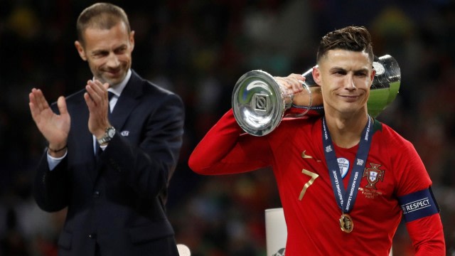 Ekspresi Cristiano Ronaldo saat mendapatkan trofi UEFA Nations League. Foto: Reuters/Carl Recine