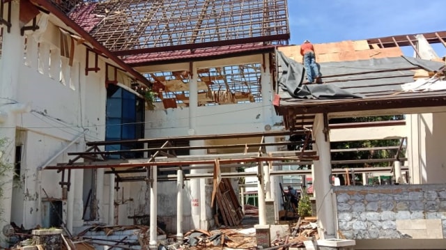 Pembongkaran bekas Kantor DPRD Mamuju yang tak difungsikan untuk lokasi pembangunan Manakarra Tower. Foto: Awal Dion/SulbarKini