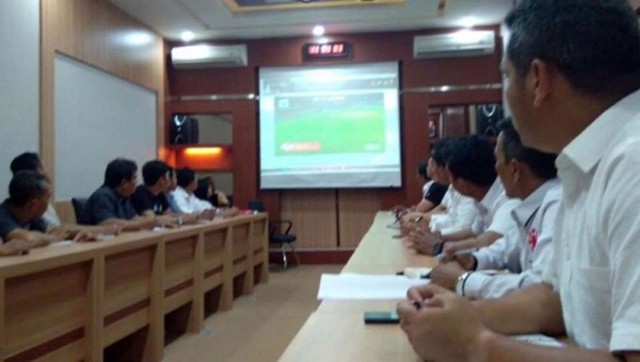 Tim Satgas Antimafia Bola Jatim mempelajari videoo pertandingan Madura United vs Persib Bandung