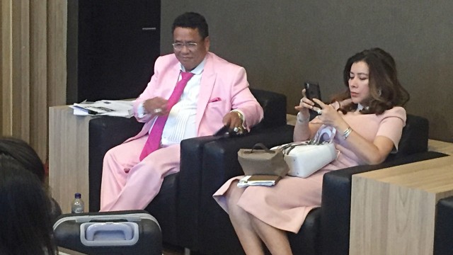 Hotman Paris Hutapea (kiri) saat menunggu jadwal sidang di Gedung KPPU. Foto: Moh Fajri/kumparan