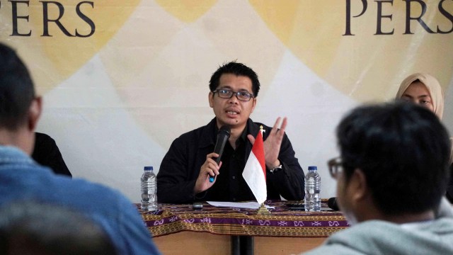 Direktur eksekutif SETARA Institute, Ismail Hasani saat diskusi SETARA Institute dengan tema "Jalan Sunyi Reformasi TNI" di kantor SETARA Institute . Foto: Irfan Adi Saputra/kumparan