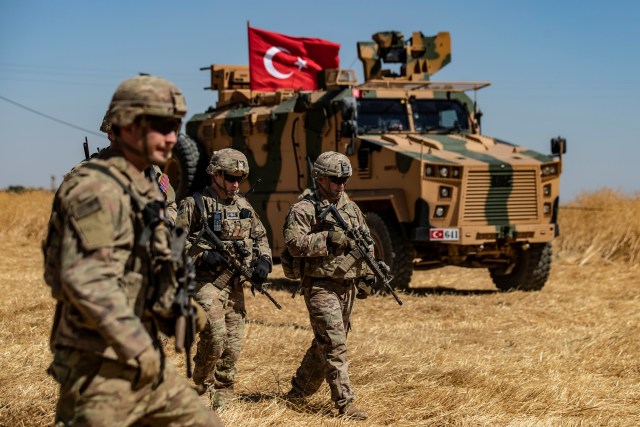 Kendaraan tentara Turki saat di Suriah. Foto: AFP/DELIL SOULEIMAN