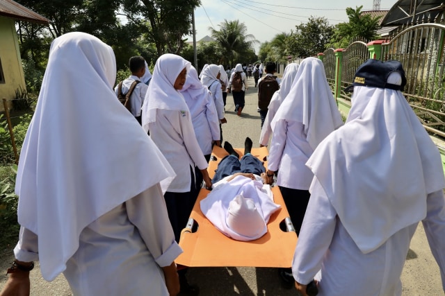 Foto: Siswa di Daerah Bekas Tsunami Aceh, Belajar Siaga Bencana (2654)