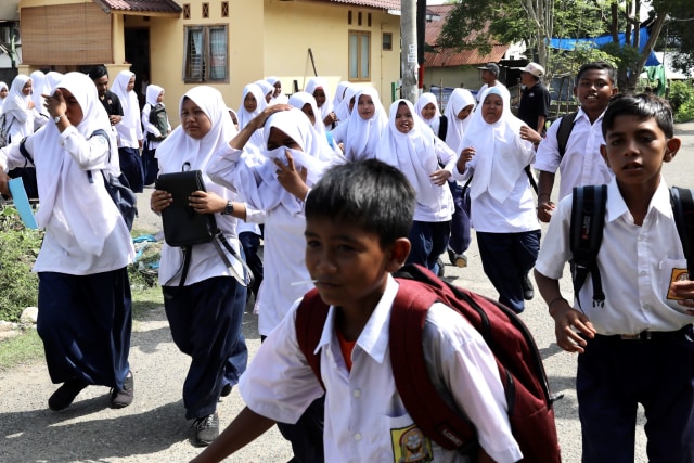Foto: Siswa di Daerah Bekas Tsunami Aceh, Belajar Siaga Bencana (2655)