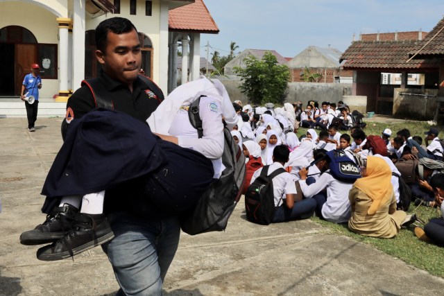 Foto: Siswa di Daerah Bekas Tsunami Aceh, Belajar Siaga Bencana (2659)
