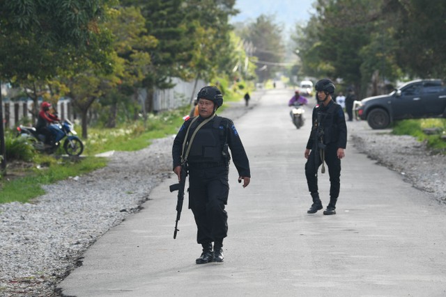 Dua orang personel Brimob melakukan patroli di Wamena, Papua, Selasa (8/10/2019). Foto: ANTARA FOTO/M Risyal Hidayat