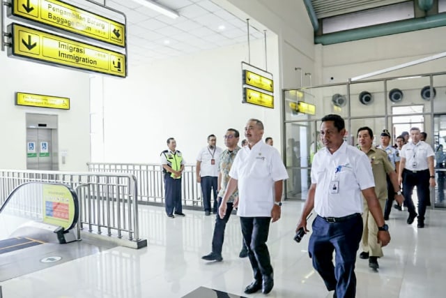 Menpar Arief Yahya saat meninjau Bandara Sam Ratulangi Foto: Dok. Kementerian Pariwisata