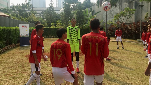 Salah satu pemain Garuda Select, Erlangga Setyo (jersey hijau). Foto: Angga Septiawan Putra/kumparan