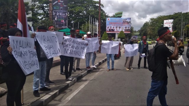 Sejumlah pemuda yang tergabung dalam Aliansi Kapitan Maluku berunjuk rasa di depan Gong Perdamaian Dunia, mereka  mendesak Wiranto meminta maaf langsung di Maluku, Selasa (8/10)  (Fot: Ambonnesia.com)