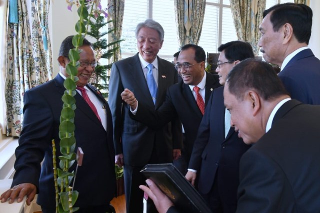 Sejumlah Menteri Kabinet Kerja bersama delegasi Singapura melihat bunga anggrek Iriana Jokowi di Istana, Singapura, Selasa (08/10). Foto: Dok. Laily Rachev - Biro Pers Sekretariat Presiden