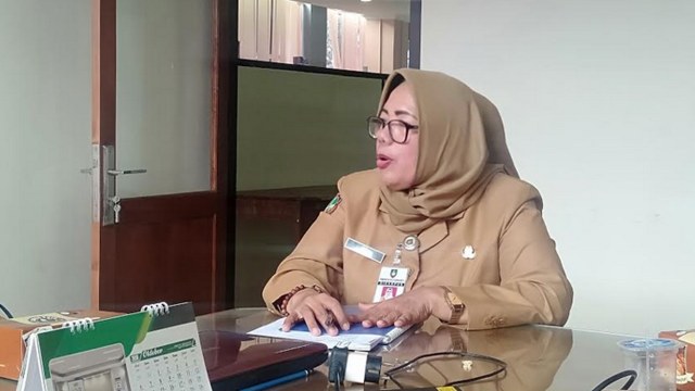 Kepala Dinas Kearsipan dan Perpustakaan Kota Surakarta, Sis Ismiyati, saat memberikan keterangan pada rekan media. (Fernando Fitusia)