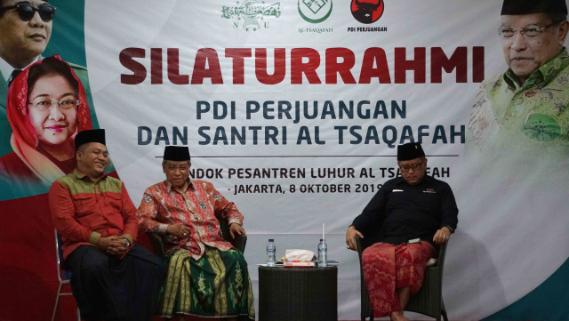 Sekjen DPP PDIP Hasto Kristiyanto (kanan) saat silaturahmi ke Pondok Pesantren Luhur Al Tsaqafah, Jakarta, Selasa (8/10/2019). Foto: Irfan Adi Saputra/kumparan