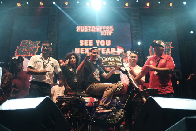 Putut Nugro pengunjung Kustomfest 2019 asal Madiun berhasil membawa pulang motor kustom Triumph. Foto: Bangkit Jaya Putra/kumparan
