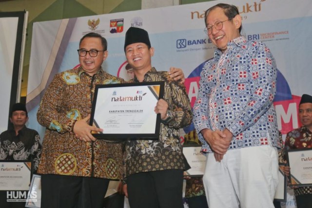 Bupati Trenggalek, Mochamad Nur Arifin menerima penghargaan