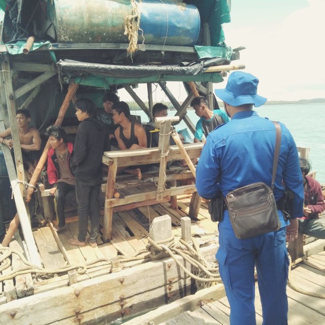 Personil Polres Bangka Selatan saat menertibkan aktovotas tambang timah, di Laut Kepoh Toboali. (MD4/Babelhits)