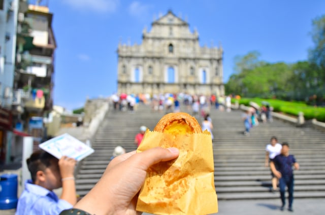 com-Egg tart dan Ruins of St. Paul's, dua ikon Macao. Foto: Shutterstock