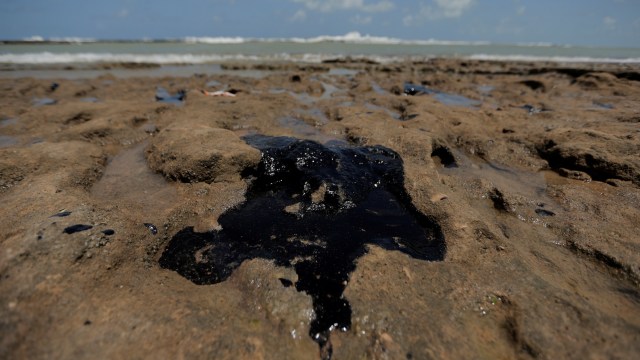 Tumpahan minyak terlihat di pantai Pontal do Coruripe di Coruripe, negara bagian Alagoas, Brasil. Foto: REUTERS / Alisson Frazao
