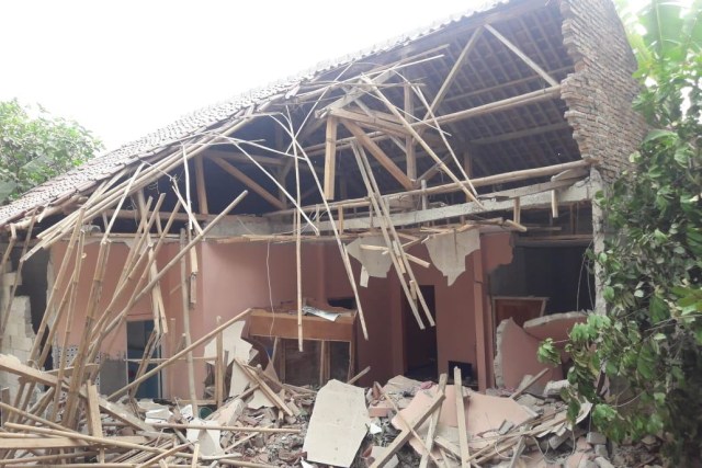 Batu Raksasa Timpa Rumah Warga di Purwakarta
