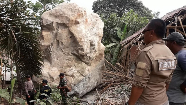 Batu Raksasa Timpa Rumah Warga di Purwakarta