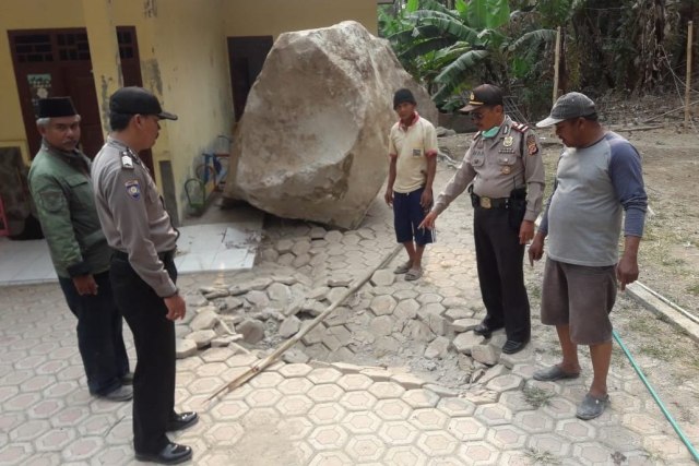 Batu Raksasa Timpa Rumah Warga di Purwakarta