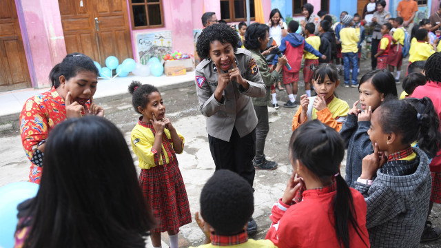 Sejumlah anggota Polisi wanita bermain dengan siswa SD Triesa Unggul Terpadu di Kota Wamena untuk pemulihan trauma pada siswa pascaaksi unjuk rasa. Foto: ANTARA FOTO/M Risyal Hidayat