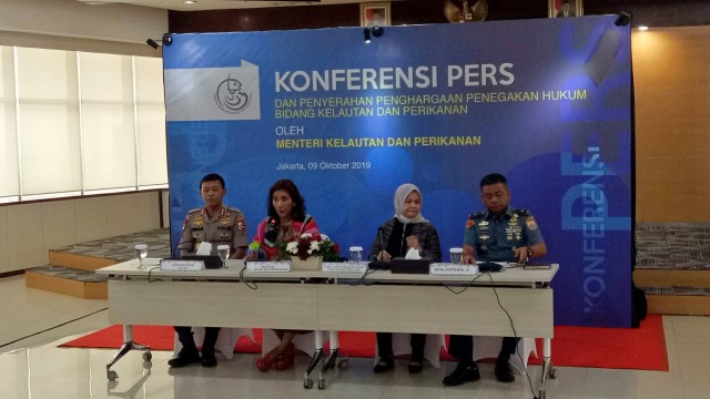 Menteri Kelautan dan Perikanan Susi Pudjiastuti (kedua kiri) menggelar konferensi pers penegakkan hukum penyelundupan benih lobster.  Foto: Resya Firmansyah/kumparan 