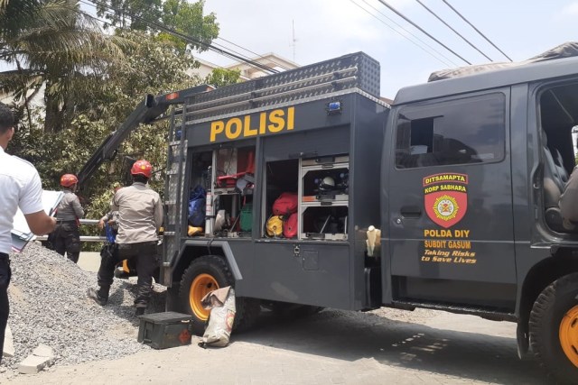 Petugas mengevakuasi korban tertimbun talud yang ambrol di samping RSUD Sleman, DI Yogyakarta